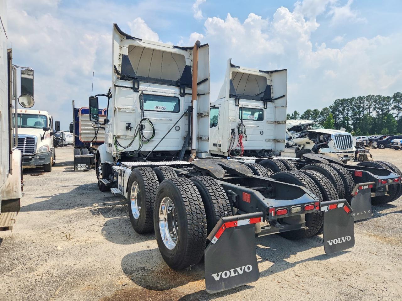 2020 Volvo VNR Semi Truck