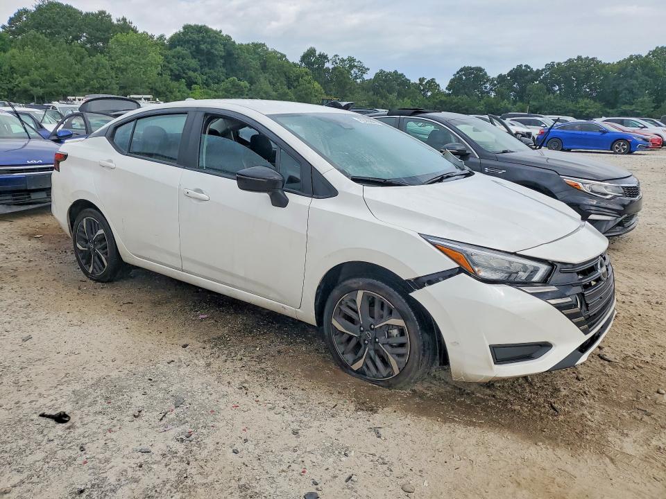 2024 Nissan Versa sr