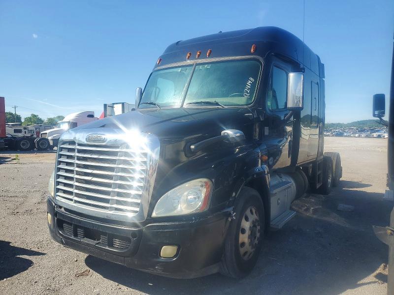 2013 Freightliner Cascadia 1-semi Truck