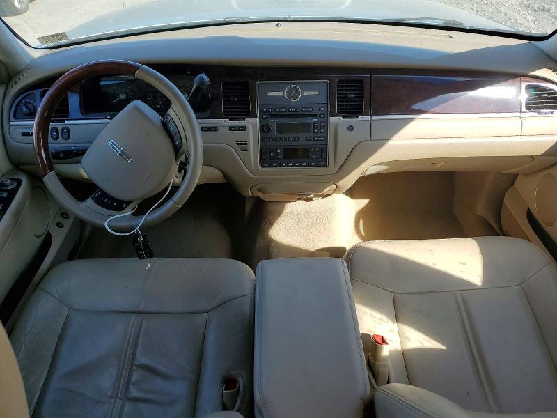 2011 Lincoln Town car Signature Limited