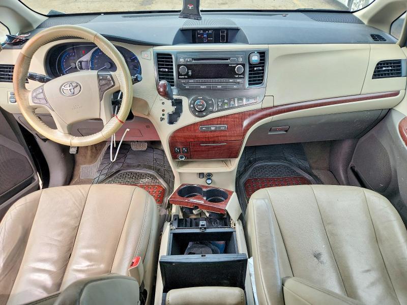 2012 Toyota Sienna xle 8-passenger