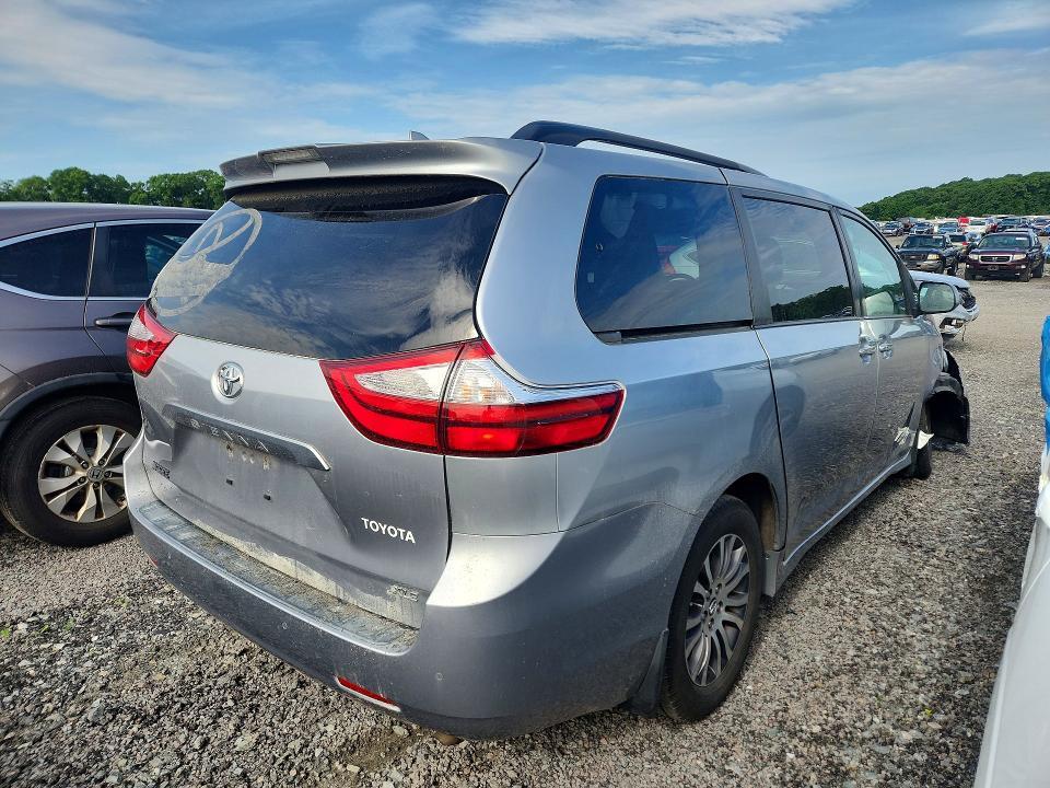 2018 Toyota Sienna xle 8-passenger