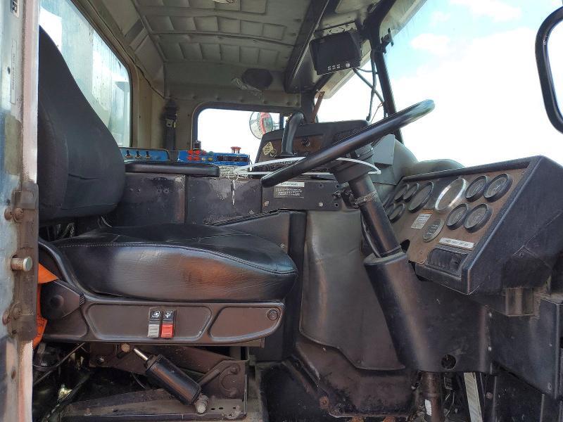 2006 Peterbilt 320 Refuse Truck