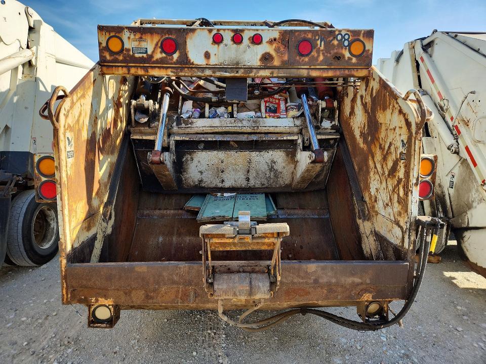 1998 International 4900 Refuse Truck