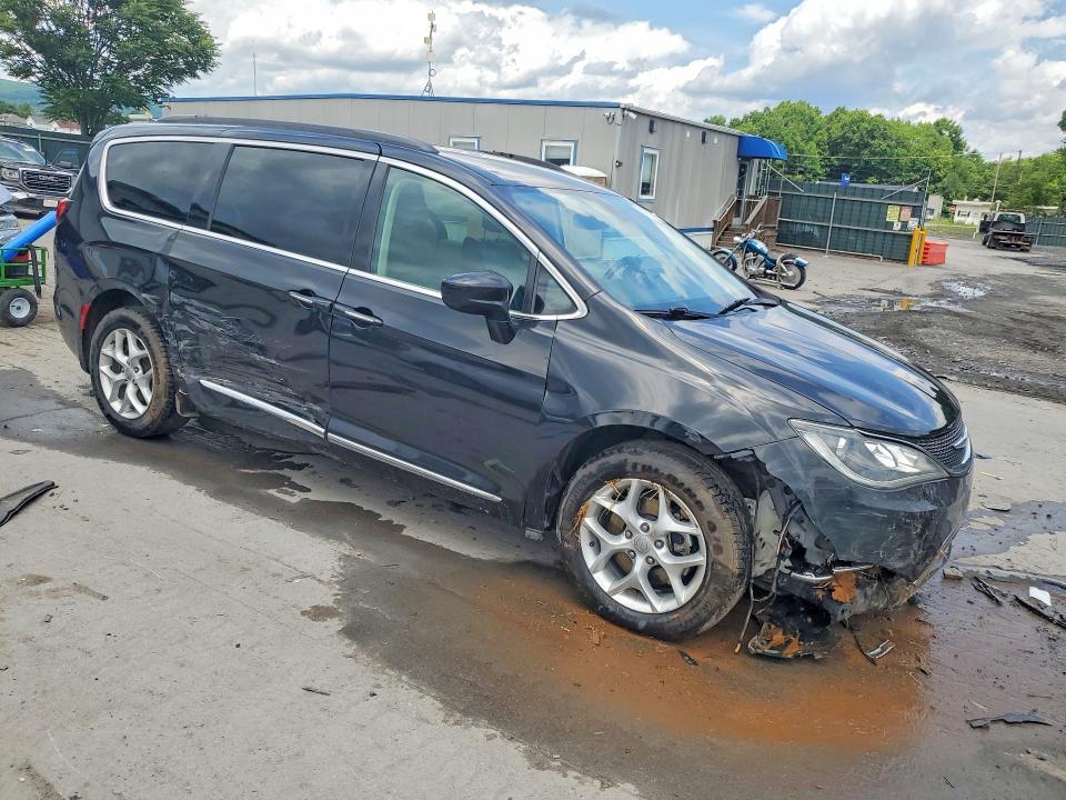 2017 Chrysler Pacifica Touring l