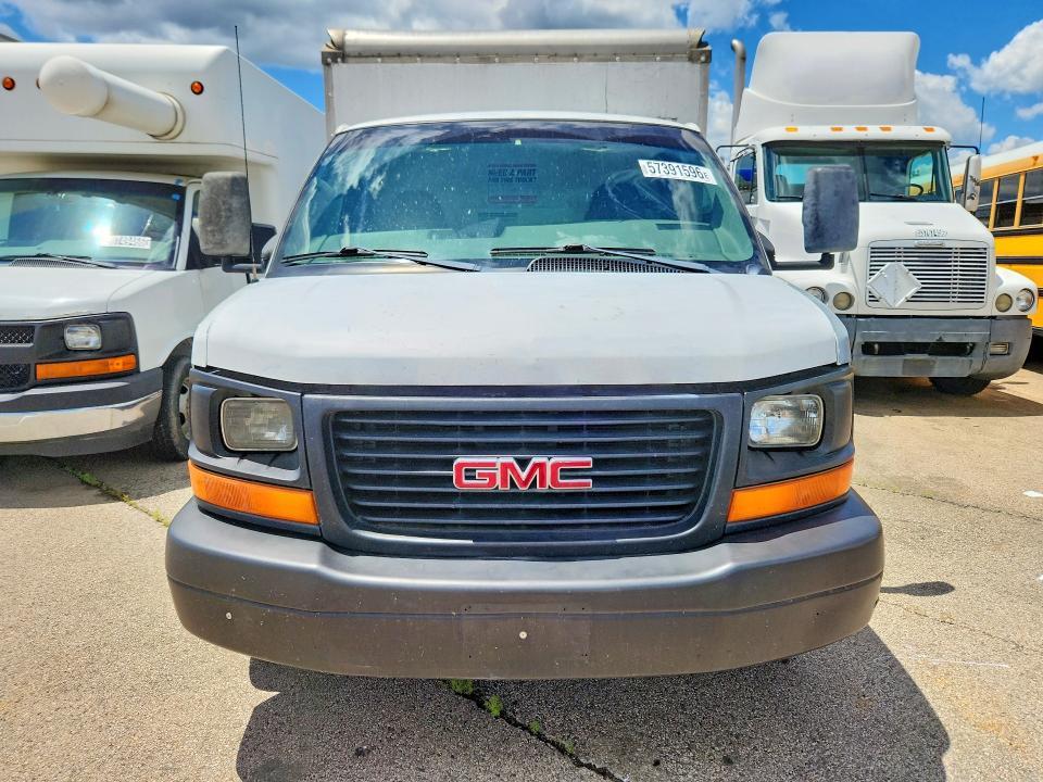 2004 GMC Savana box Truck