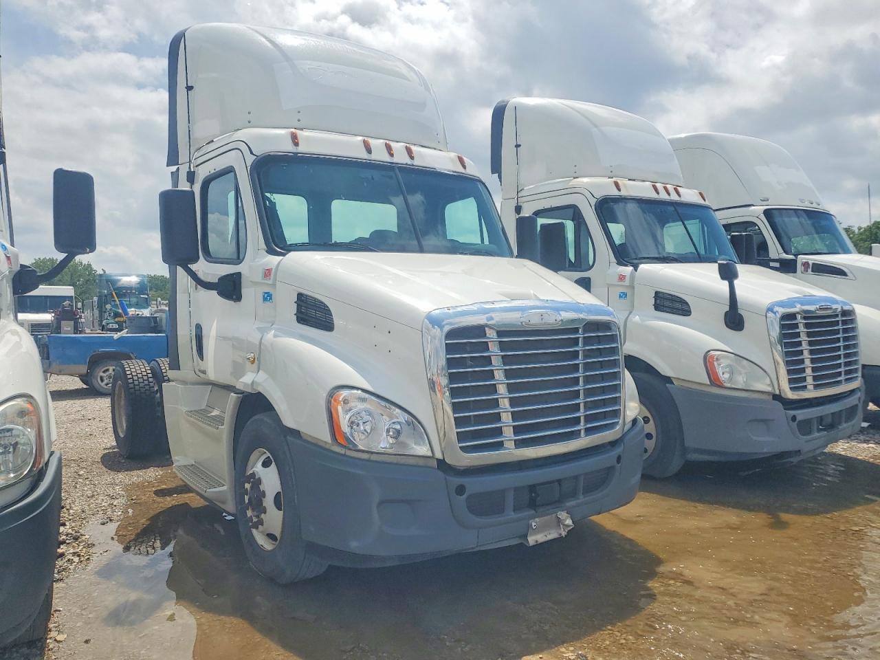 2016 Freightliner Cascadia 113 Semi Truck