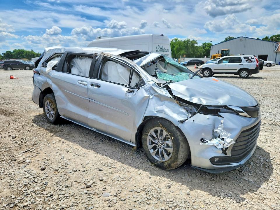 2025 Toyota Sienna xle 8-passenger