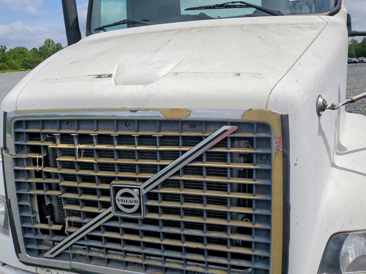 2007 Volvo VNM Semi Truck