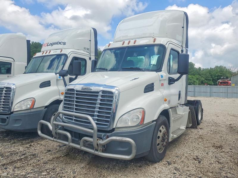 2015 Freightliner Cascadia Semi Truck