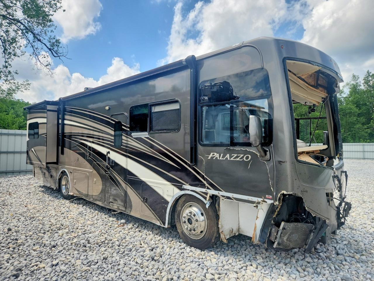 2015 Frht Recreational Vehicle (RV)