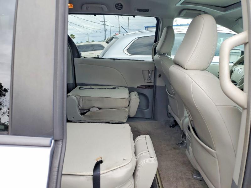2013 Toyota Sienna xle 8-passenger