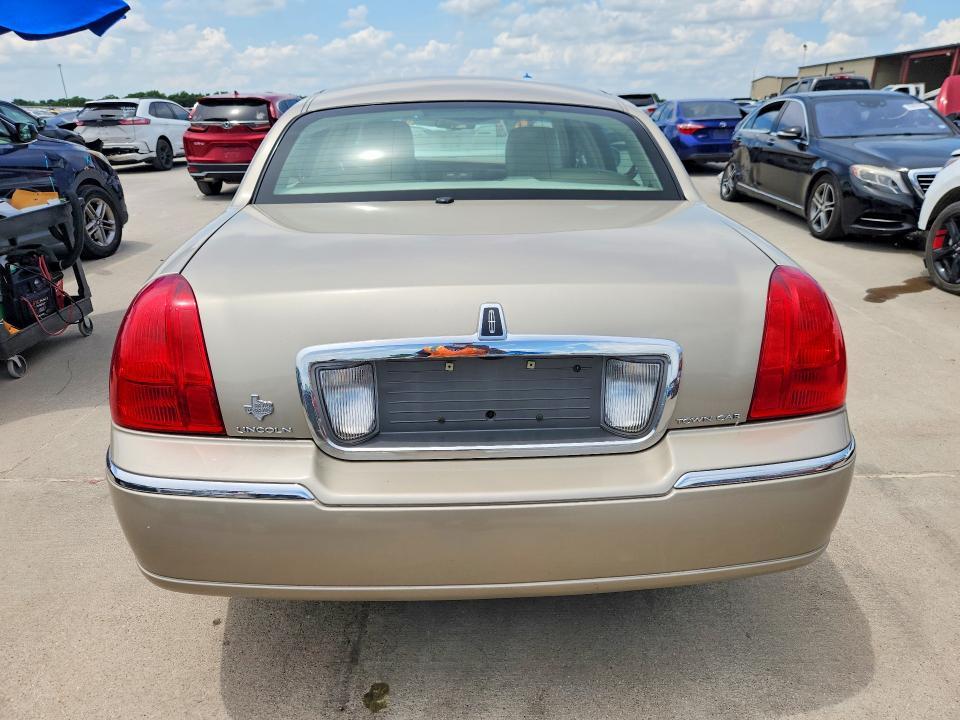 2011 Lincoln Town car Signature Limited