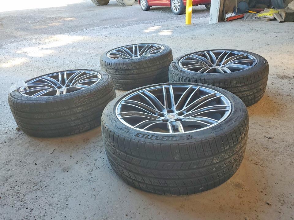 2025 Tire Macan Base