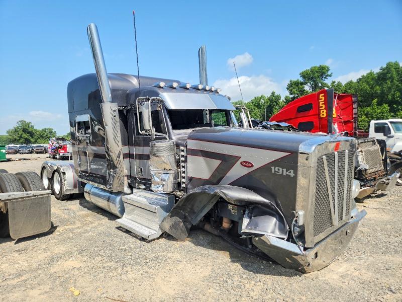 2020 Peterbilt 389 Semi Truck