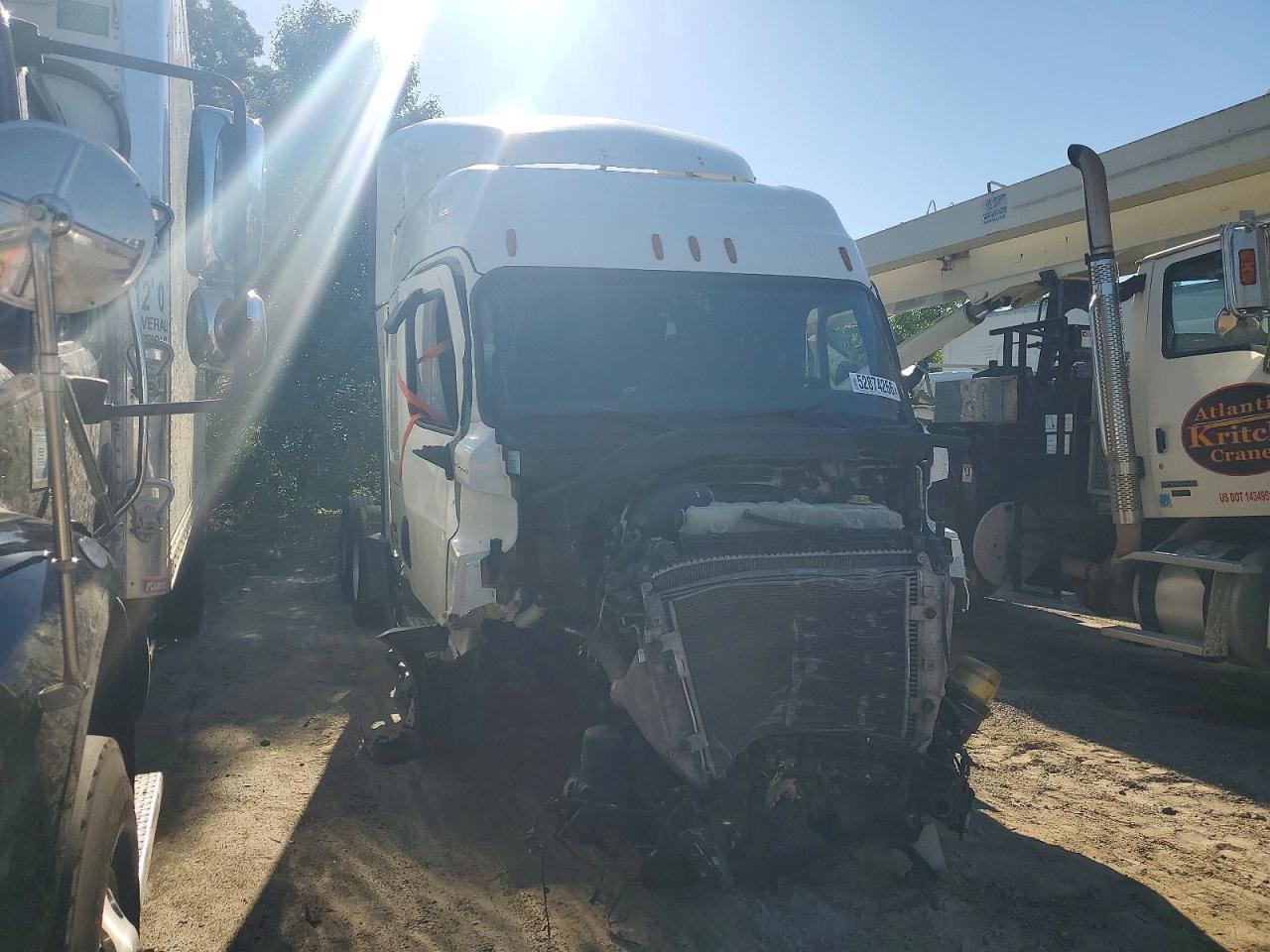 2019 Freightliner Cascadia 116 Semi Truck