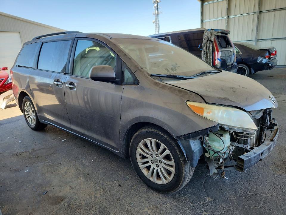 2011 Toyota Sienna xle 8-passenger
