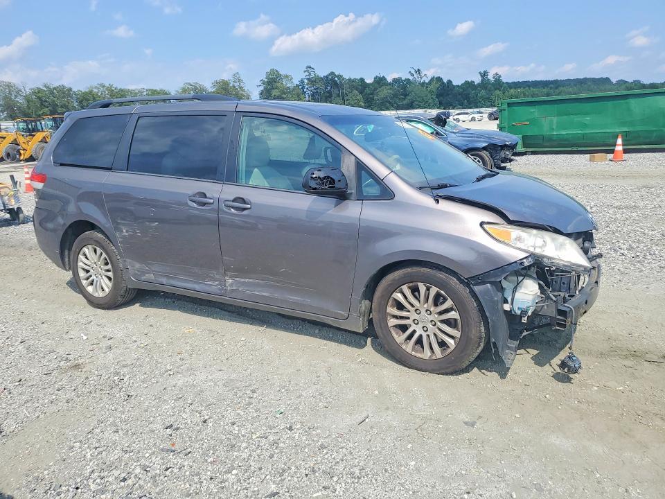 2014 Toyota Sienna xle 8-passenger