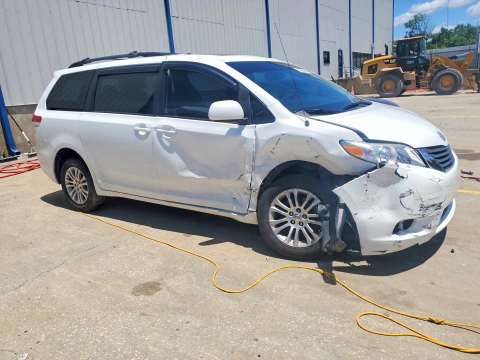 2011 Toyota Sienna xle 8-passenger