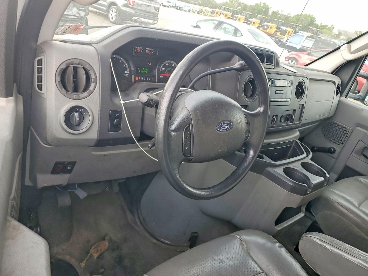 2011 Ford Econoline E350 Super Duty Cutaway Van