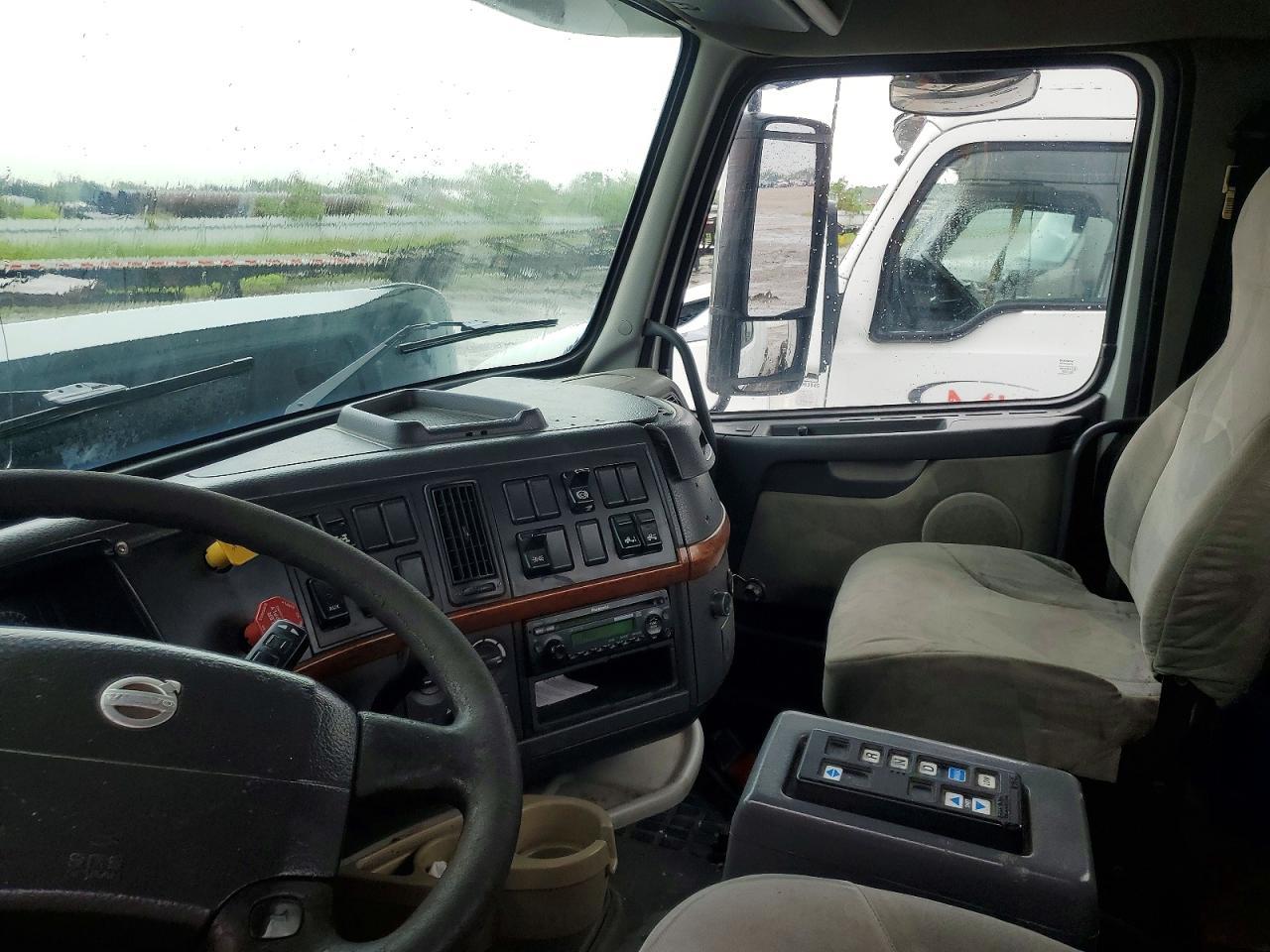 2007 Volvo VNL Semi Truck