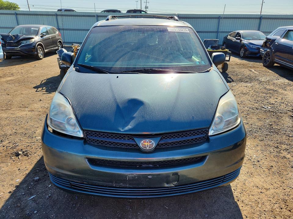 2004 Toyota Sienna le 8 Passenger
