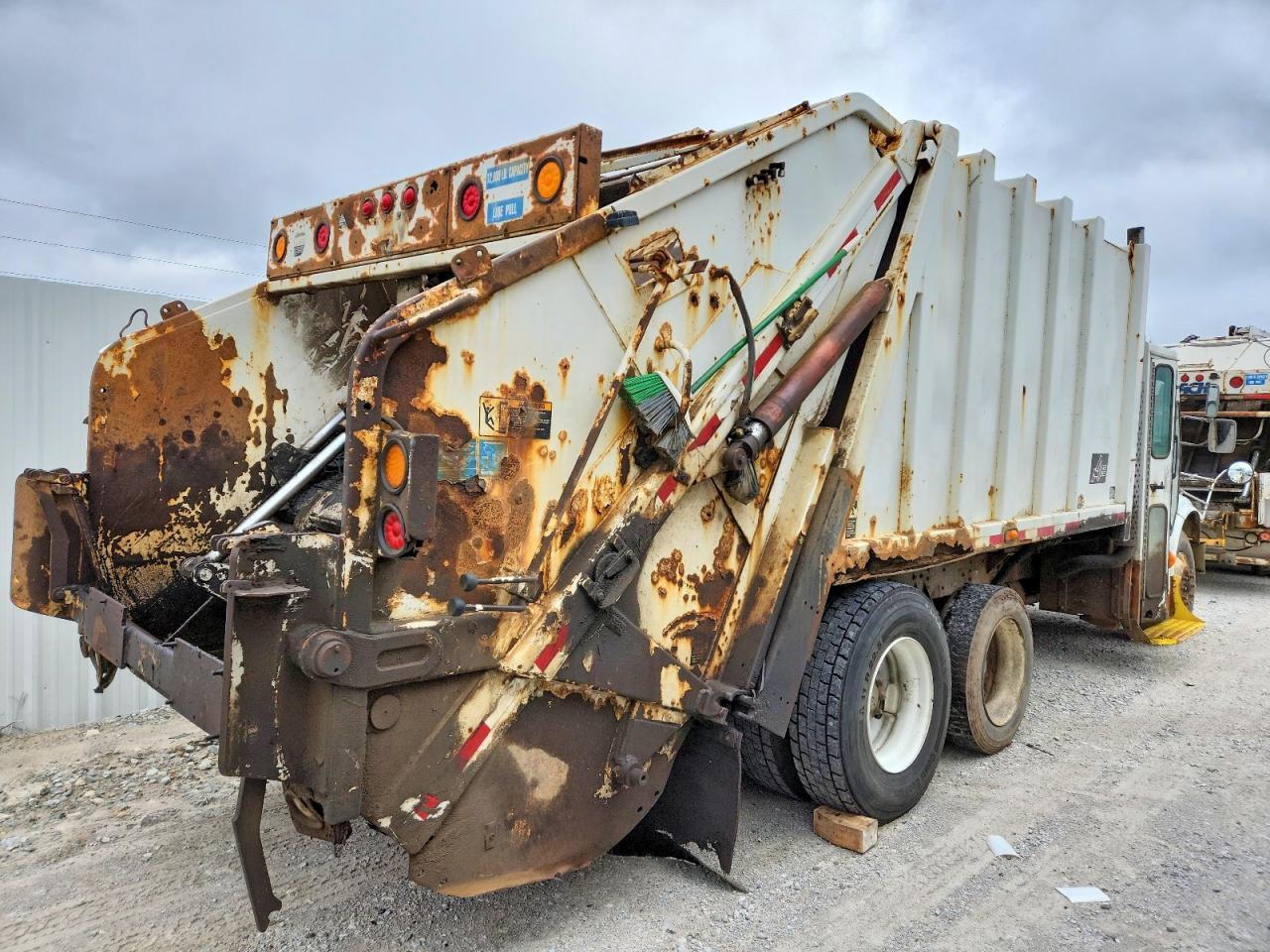 2000 International 4900 Refuse Truck