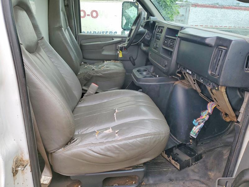 2008 GM C Savana box Truck
