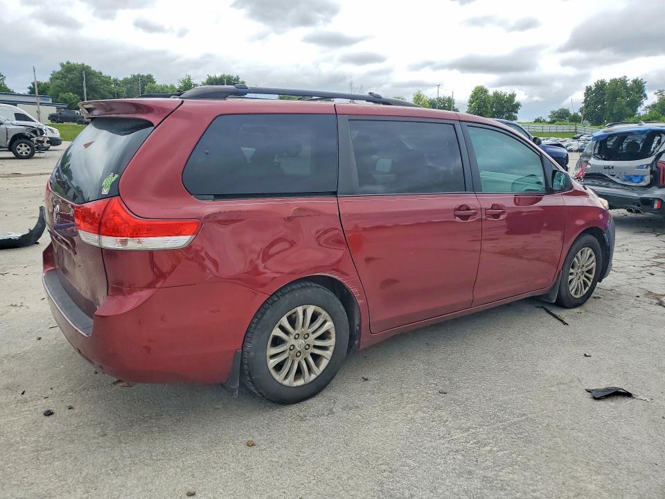 2011 Toyota Sienna xle 8-passenger