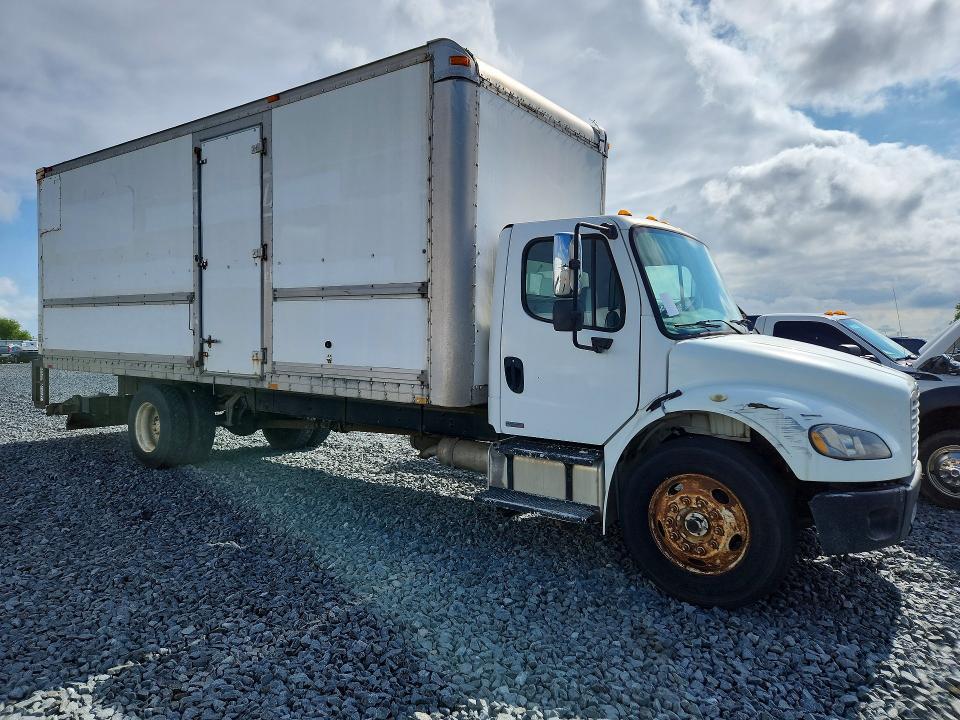 2005 Frht - Freightliner 2005 Freightliner Business Class M2 BOX Truck