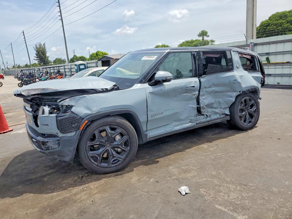 2025 Rivian R1S Adventure