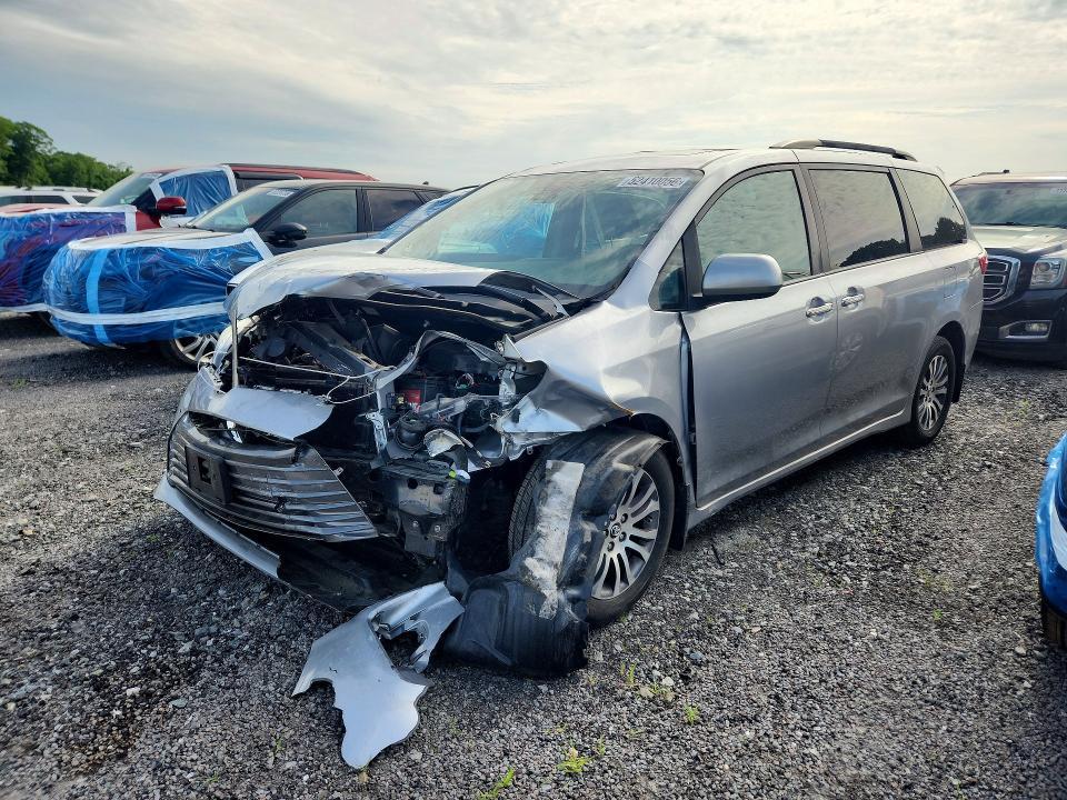 2018 Toyota Sienna xle 8-passenger