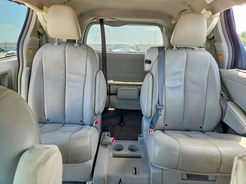 2012 Toyota Sienna xle 8-passenger