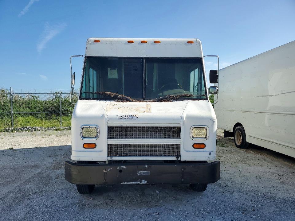 2000 Freightliner Chassis M-BOX Truck