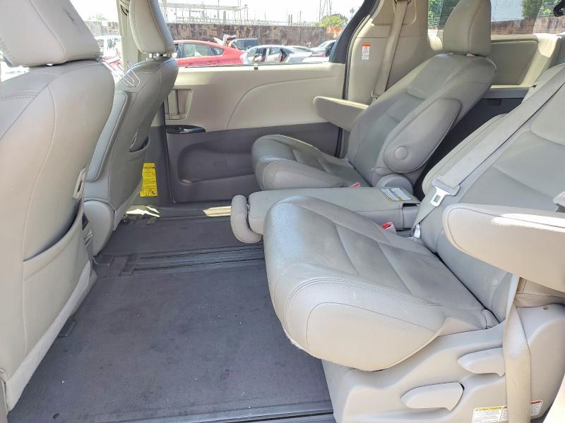 2015 Toyota Sienna xle 8-passenger