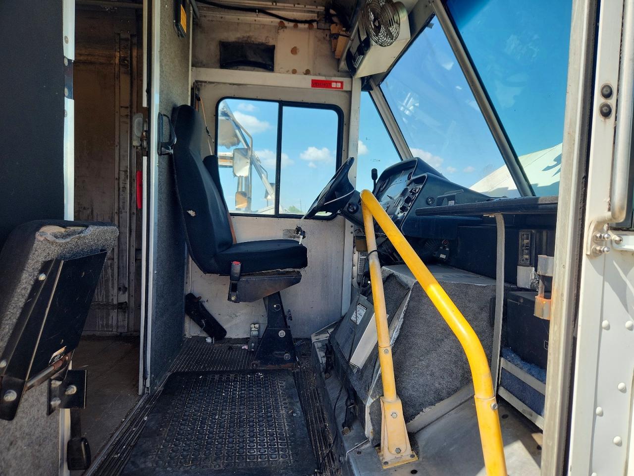 2003 Ford E350 Delivery Truck