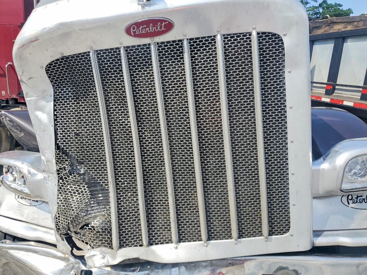 2015 Peterbilt 2013 Peterbilt 389 Semi Truck