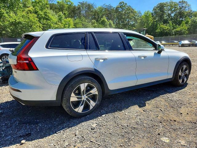2020 Volvo V60 Cross Country T5 Momentum