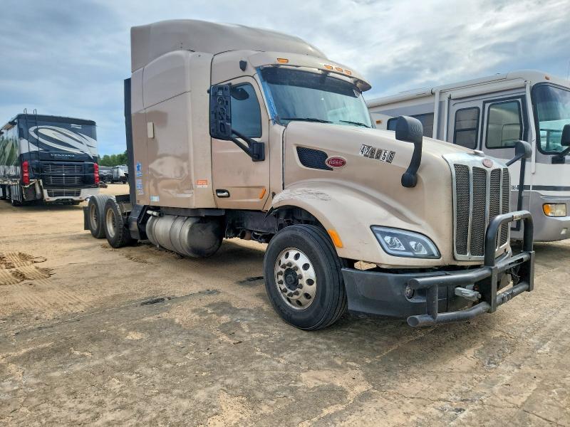 2015 Peterbilt 579 Semi Truck