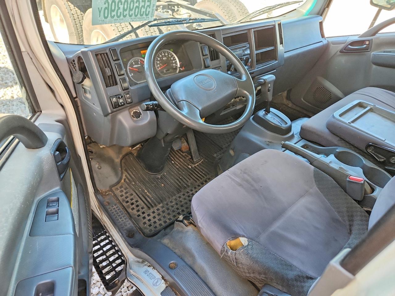 2015 Isuzu NRR BOX Truck