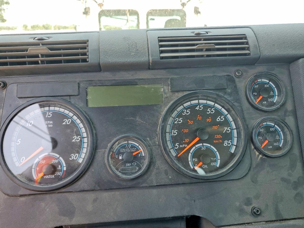 2018 Freightliner Cascadia 113 Semi Truck