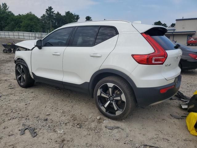 2022 Volvo XC40 T5 Momentum