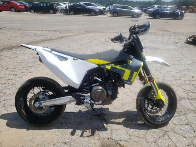 2021 Husqvarna Supermoto 701