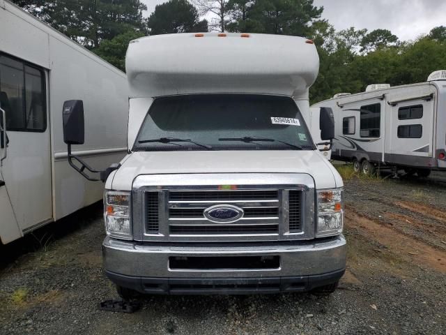 2011 Ford Econoline E450 Super Duty Cutaway Van