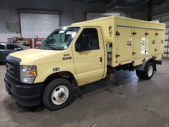 2022 Ford Econoline E450 Super Duty Cutaway Van