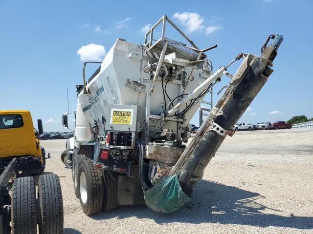 2016 Mack 700 GU700