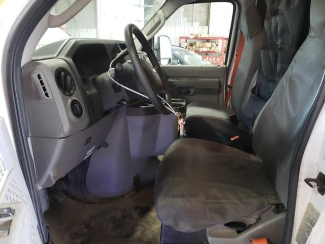 2017 Ford Econoline E450 Super Duty Cutaway Van