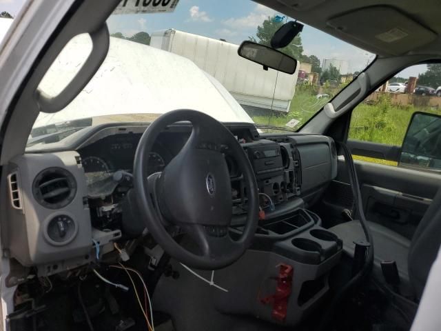 2011 Ford Econoline E450 Super Duty Cutaway Van