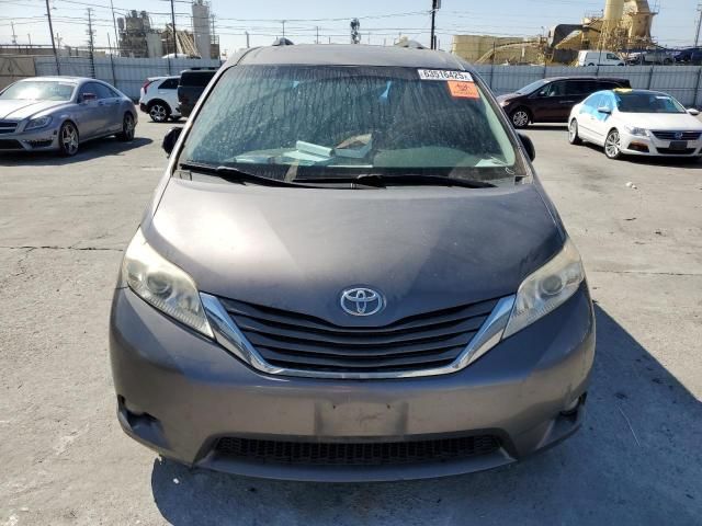 2013 Toyota Sienna xle 8-passenger