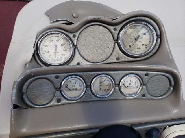 2000 Crestliner Boat